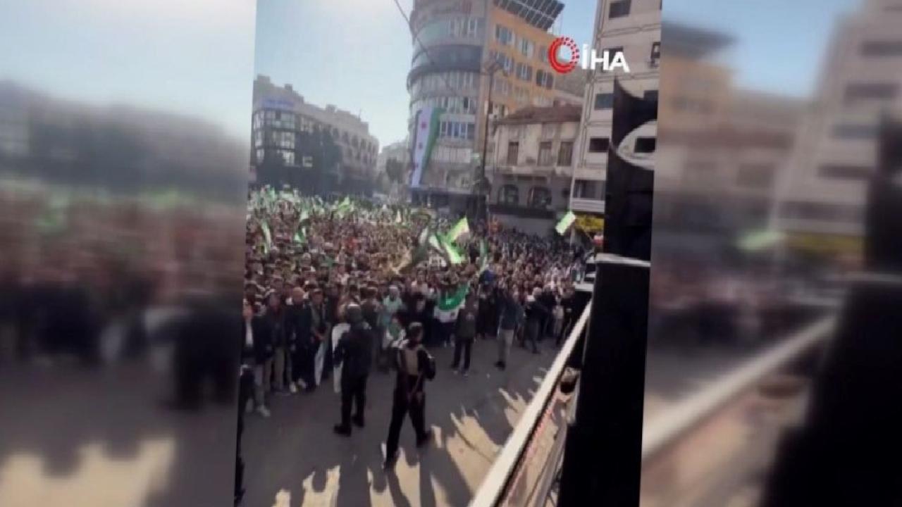 Suriye'de halk, Esad rejiminin devrilmesinin yıldönümünde kutlama için meydanları doldurdu