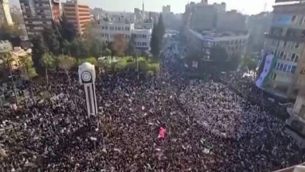 Suriye'de halk, Esad rejiminin devrilmesinin yıldönümünde kutlama için meydanları doldurdu