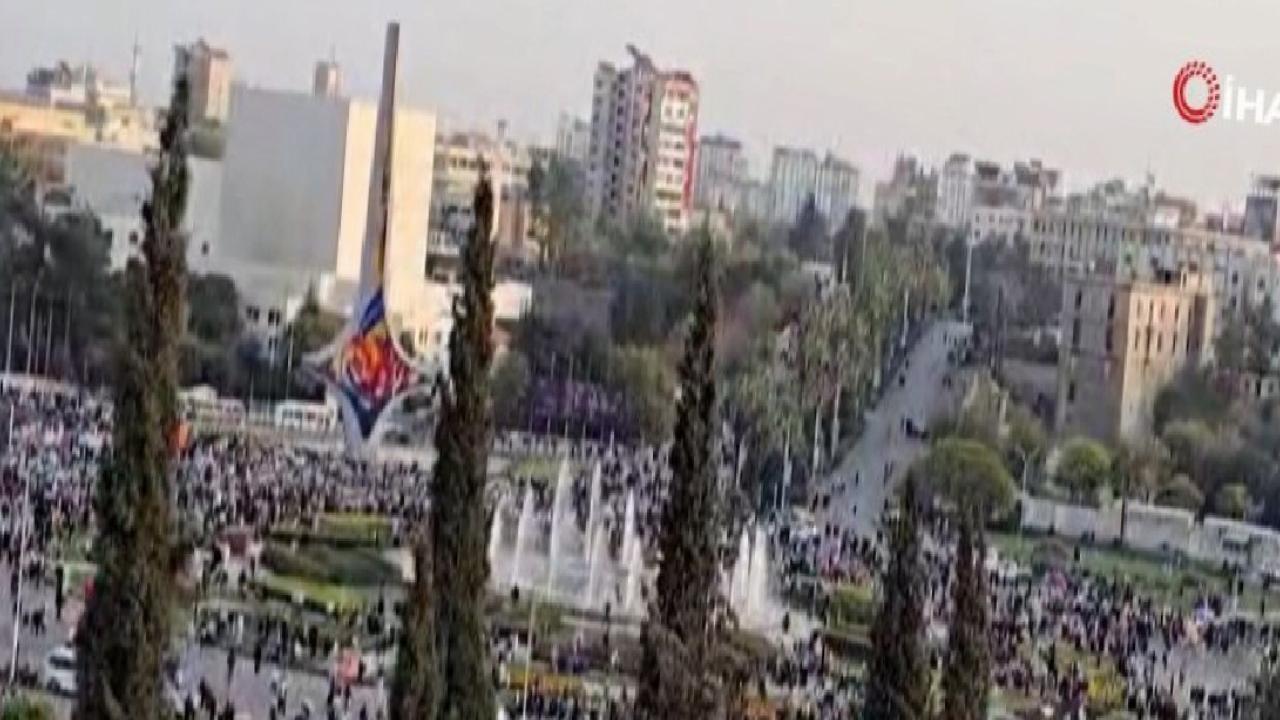 Suriye'de halk, Esad rejiminin devrilmesinin yıldönümünde kutlama için meydanları doldurdu