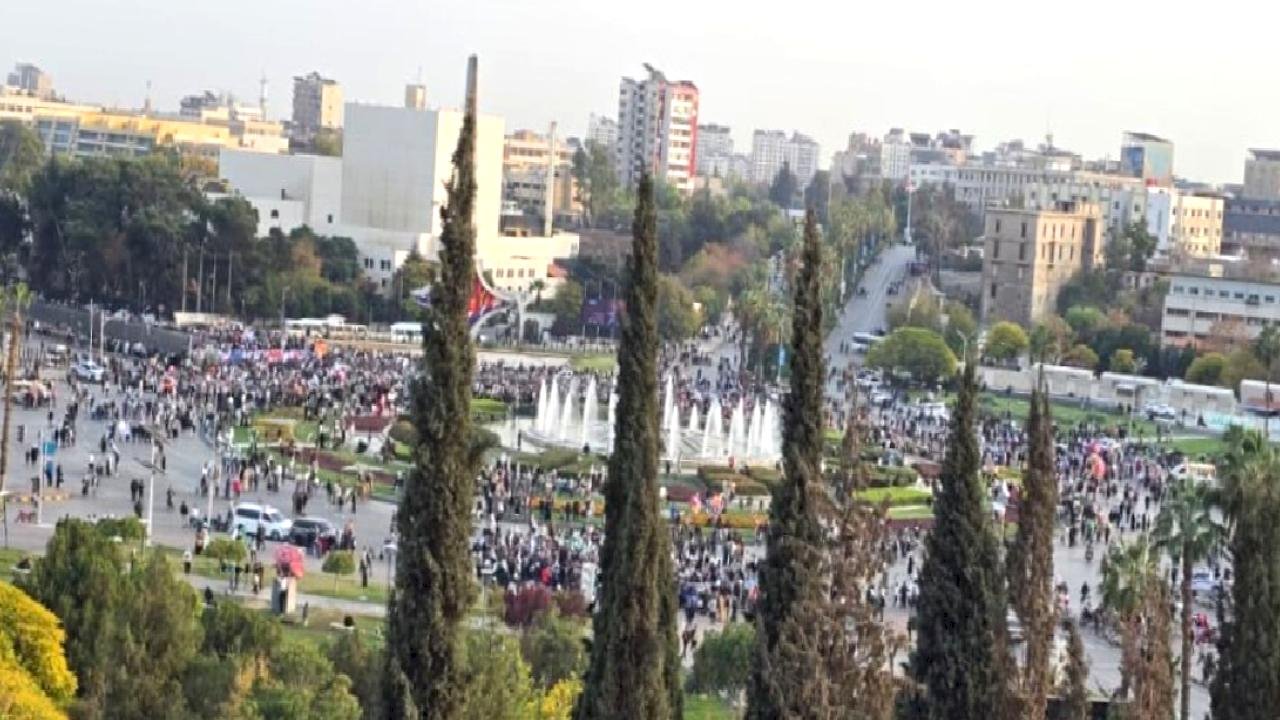 Suriye'de halk, Esad rejiminin devrilmesinin yıldönümünde kutlama için meydanları doldurdu