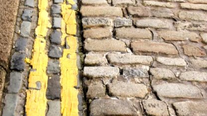 Aman teker bile değmesin! Yoldaki çift sarı çizgilerin anlamı buymuş...