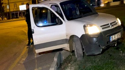 Bursa'da araçla polisten kaçan çocuk kaza yapınca yakalandı