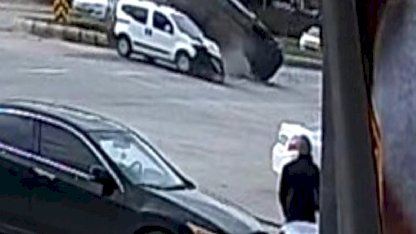 Eskişehir'de araçların çarpıştığı kaza kamerada: 1 yaralı