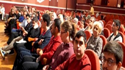 İş hayatına hazırlanan nöroçeşitli gençlerin mezuniyet sevinci