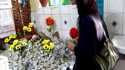 Isparta'da pide yemeye gelip, salondaki mezarlık başında dua ediyorlar