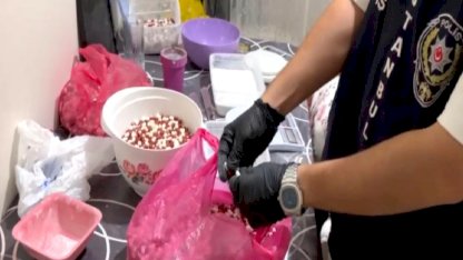 İstanbul'da eşi uyuşturucu satışından tutuklanan kadın, aynı suçtan tutuklandı