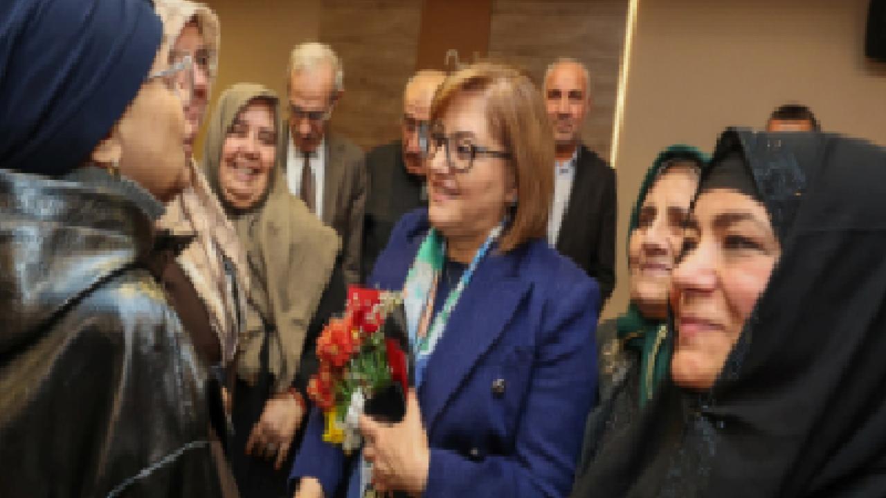 Umreden dönen ikinci kafile başkan Fatma Şahin ile buluştu