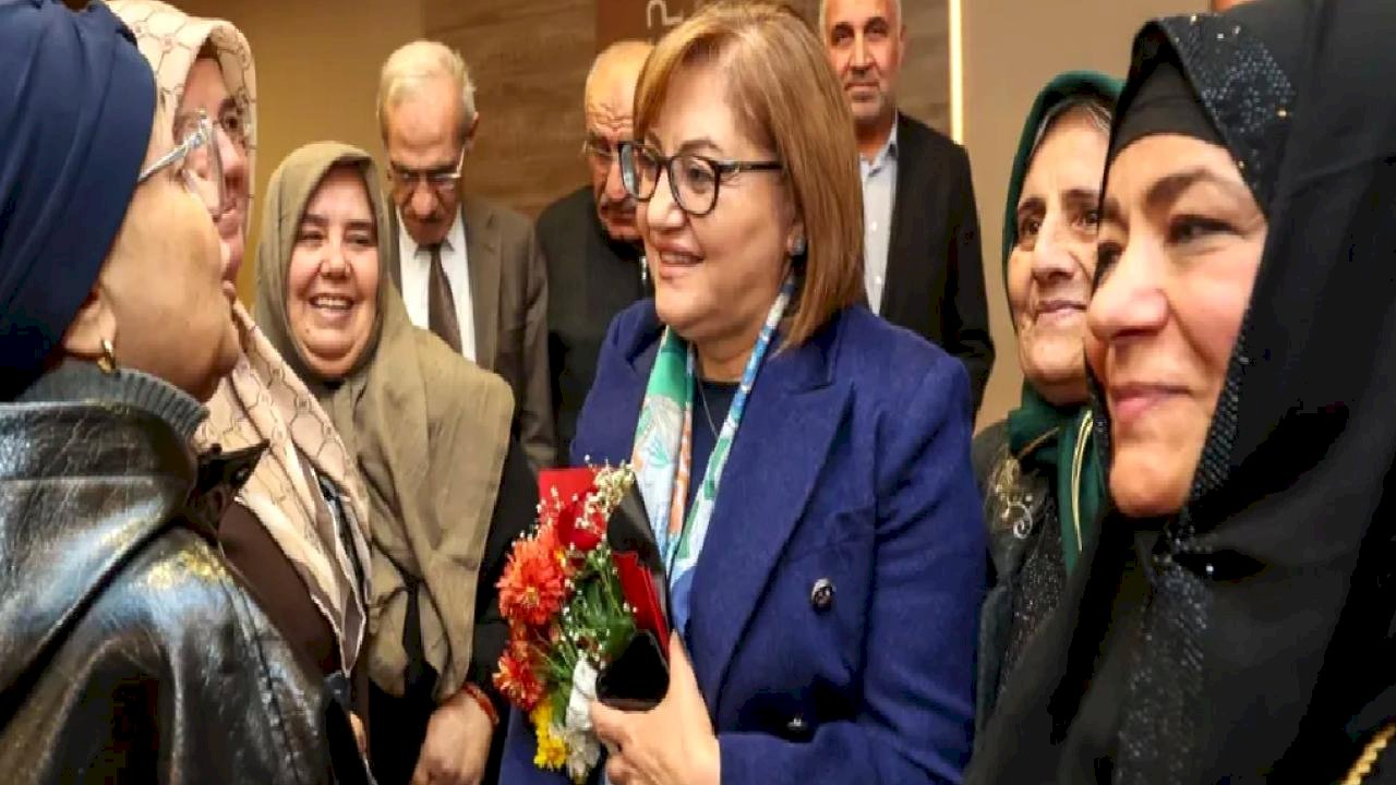 Umreden dönen ikinci kafile başkan Fatma Şahin ile buluştu