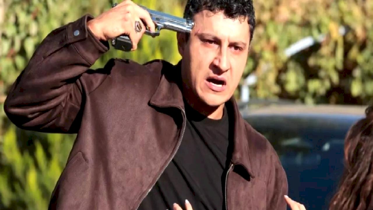 Uzak Şehir Şahin öldü mü, diziden çıktı mı? Kendini vurdu! Alper Çankaya&#039;nın akıbeti...