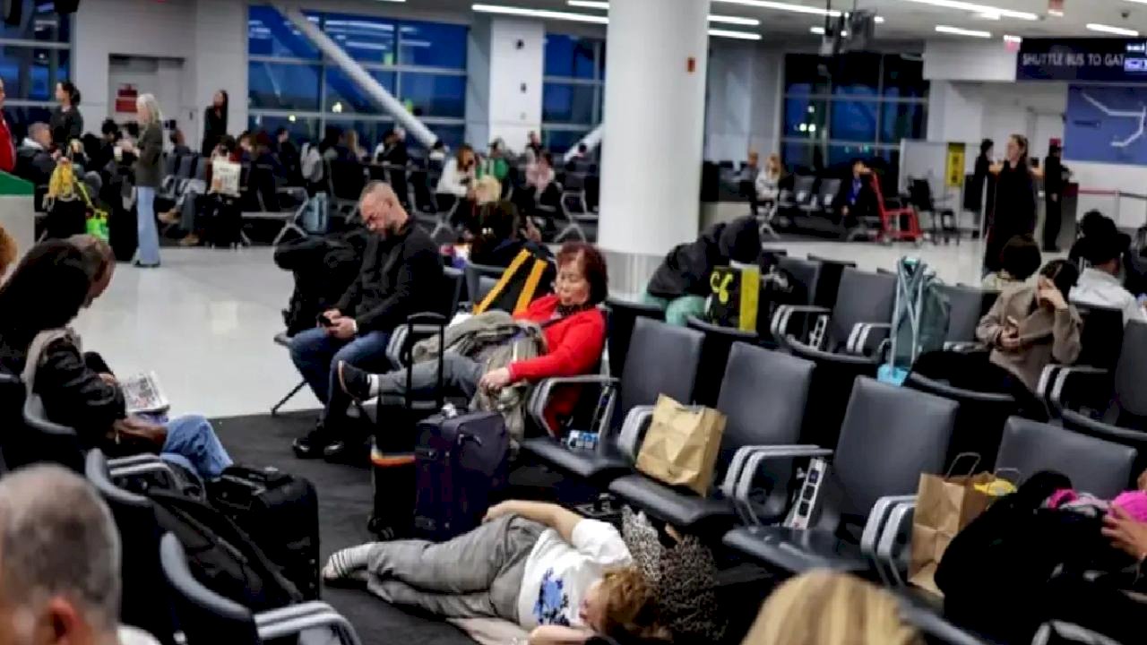 ABD'yi sarsan fırtınalar tatil dönüşlerini kabusa çevirdi: Binlerce uçuş iptal