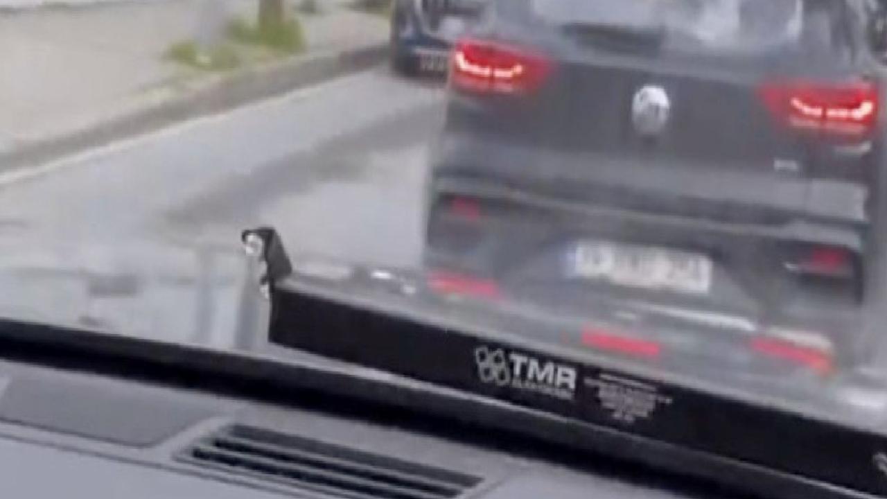 Acun Ilıcalı'nın kızının çakarlı aracı