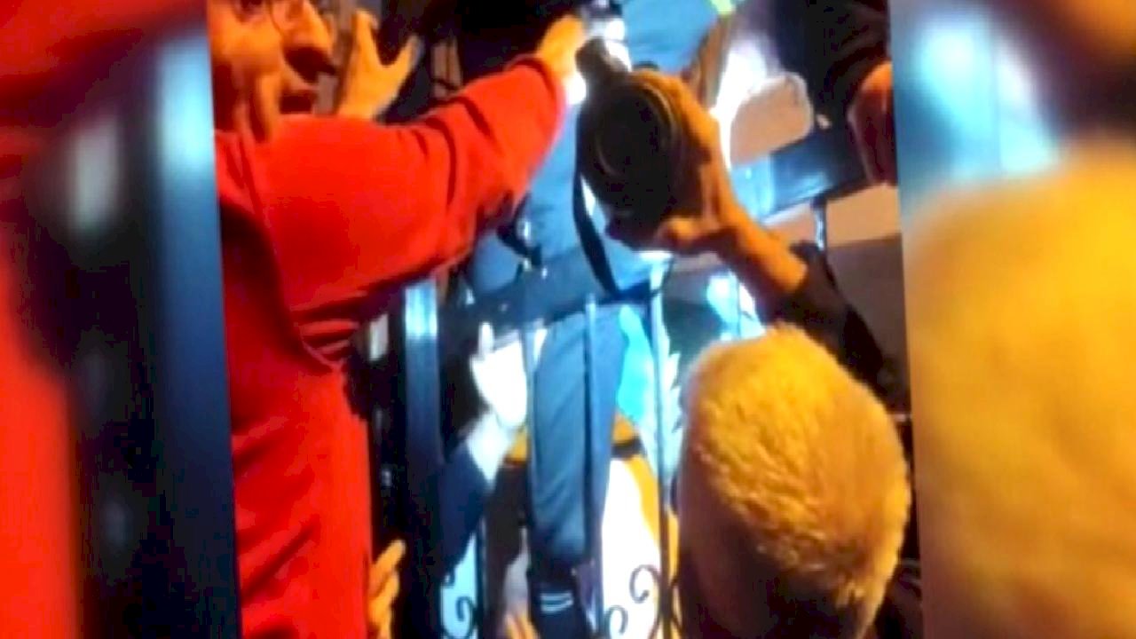 Adana&#039;da çocuğun bacağı demir korkuluğa saplandı