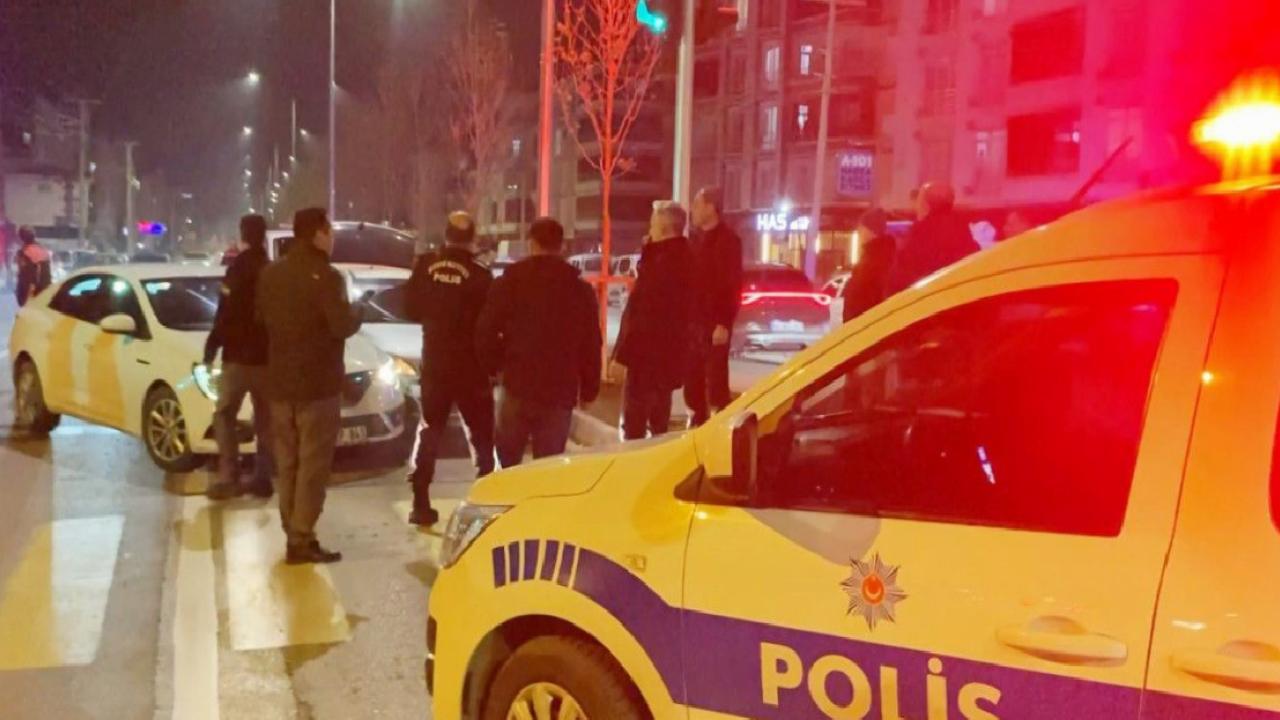 Aksaray'da alkollü sürücü, emniyet müdürünün makam aracına çarptı