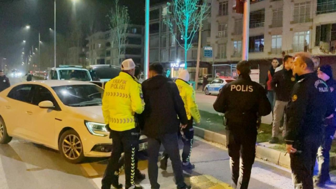 Aksaray'da alkollü sürücü, emniyet müdürünün makam aracına çarptı