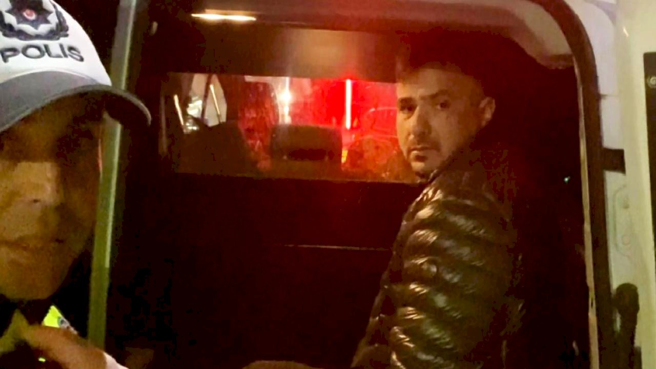 Aksaray'da alkollü sürücü, emniyet müdürünün makam aracına çarptı