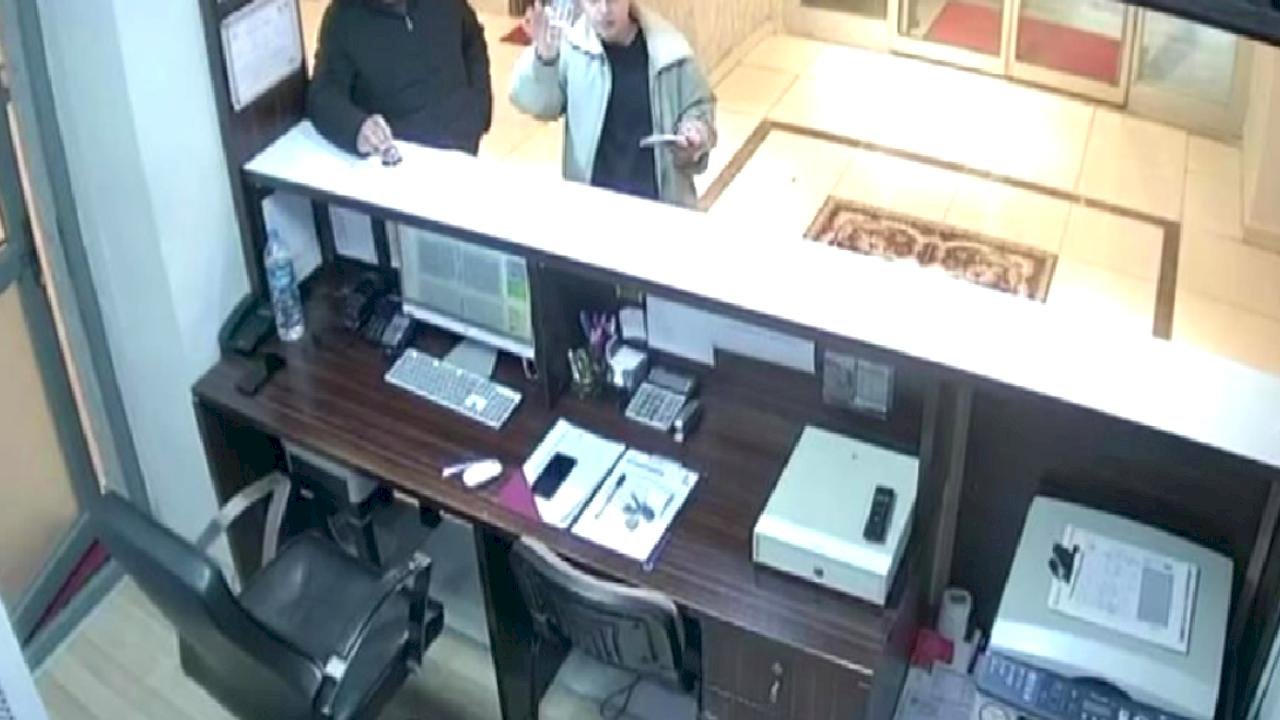 Amasya&#039;da aldıkları suyu kameraya gösterip parasını bırakan öğrenciler