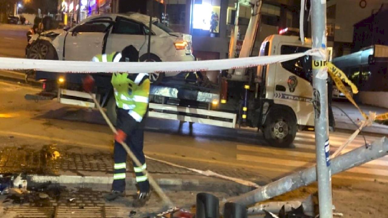 Ankara&#039;da otomobil, motosiklete ve sinyalizasyon direğine çarpıp takla attı:  4 yaralı