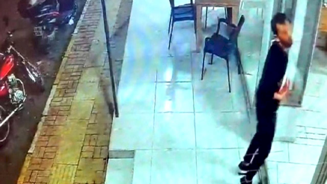 Antalya&#039;da garson kendi sildiği camı fark etmeyip yüzünü çarptı