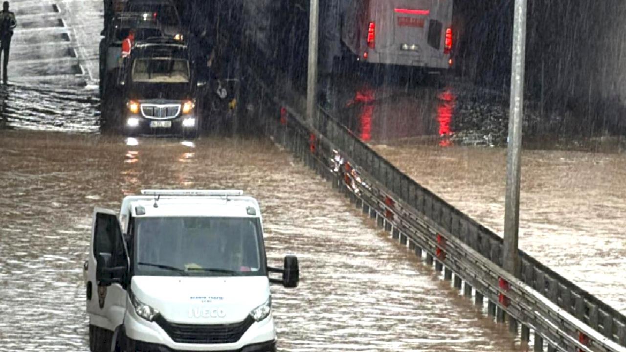 Antalya&#039;da göle dönen alt geçitte can pazarı: 8 kişi kurtarıldı