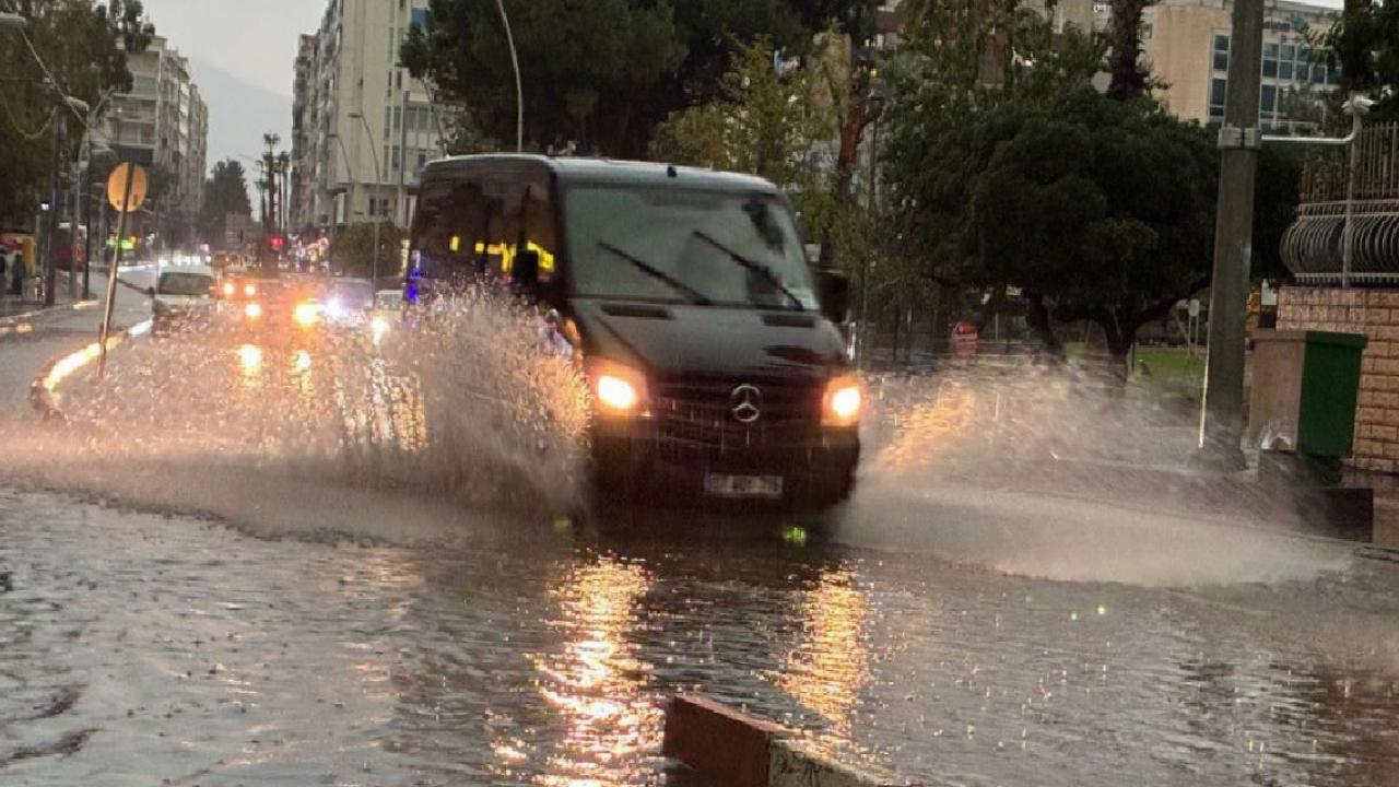 Antalya'yı sağanak vurdu