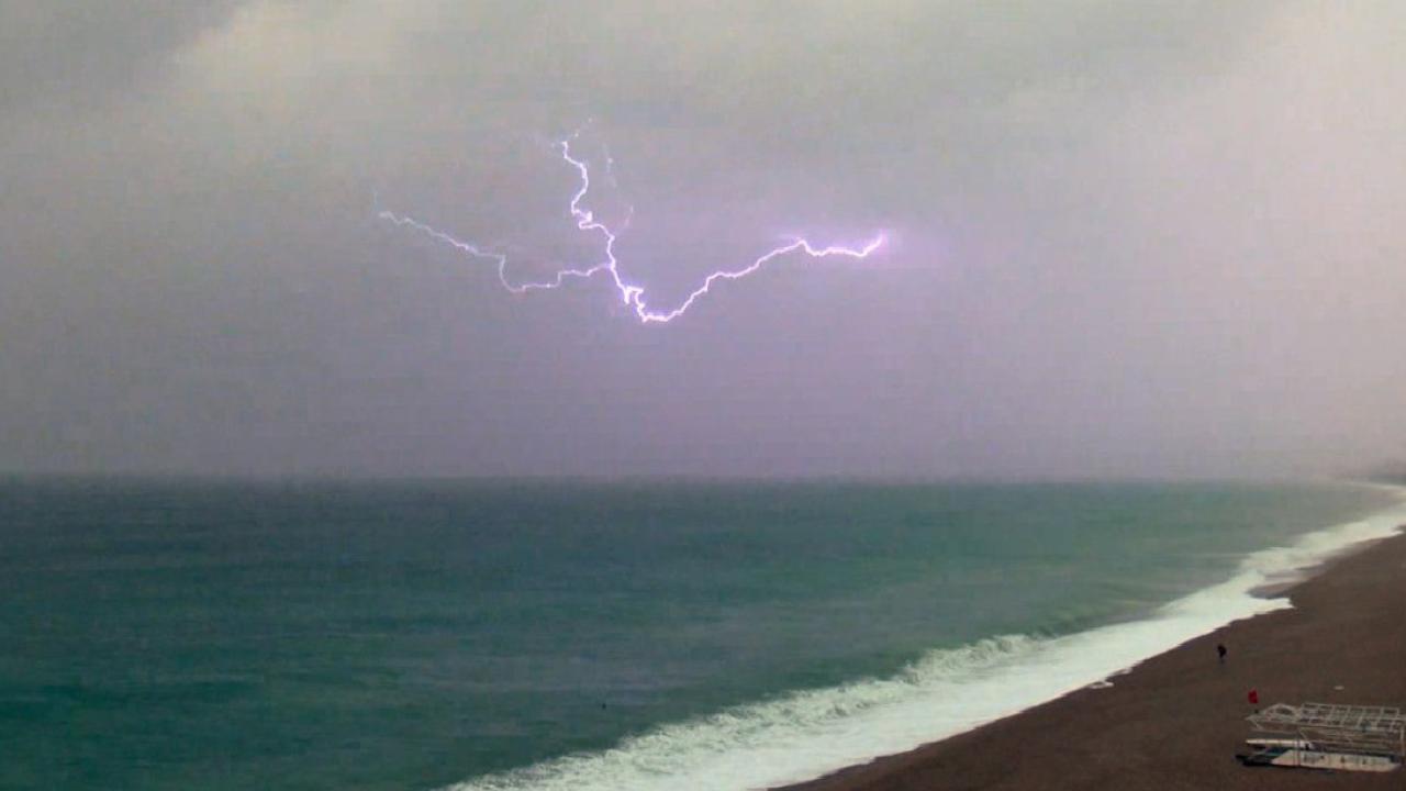 Antalya'yı sağanak vurdu