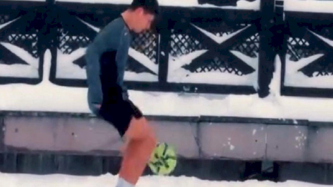 Arda Güler ve Yiğit Efe Demir karda futbol oynadı