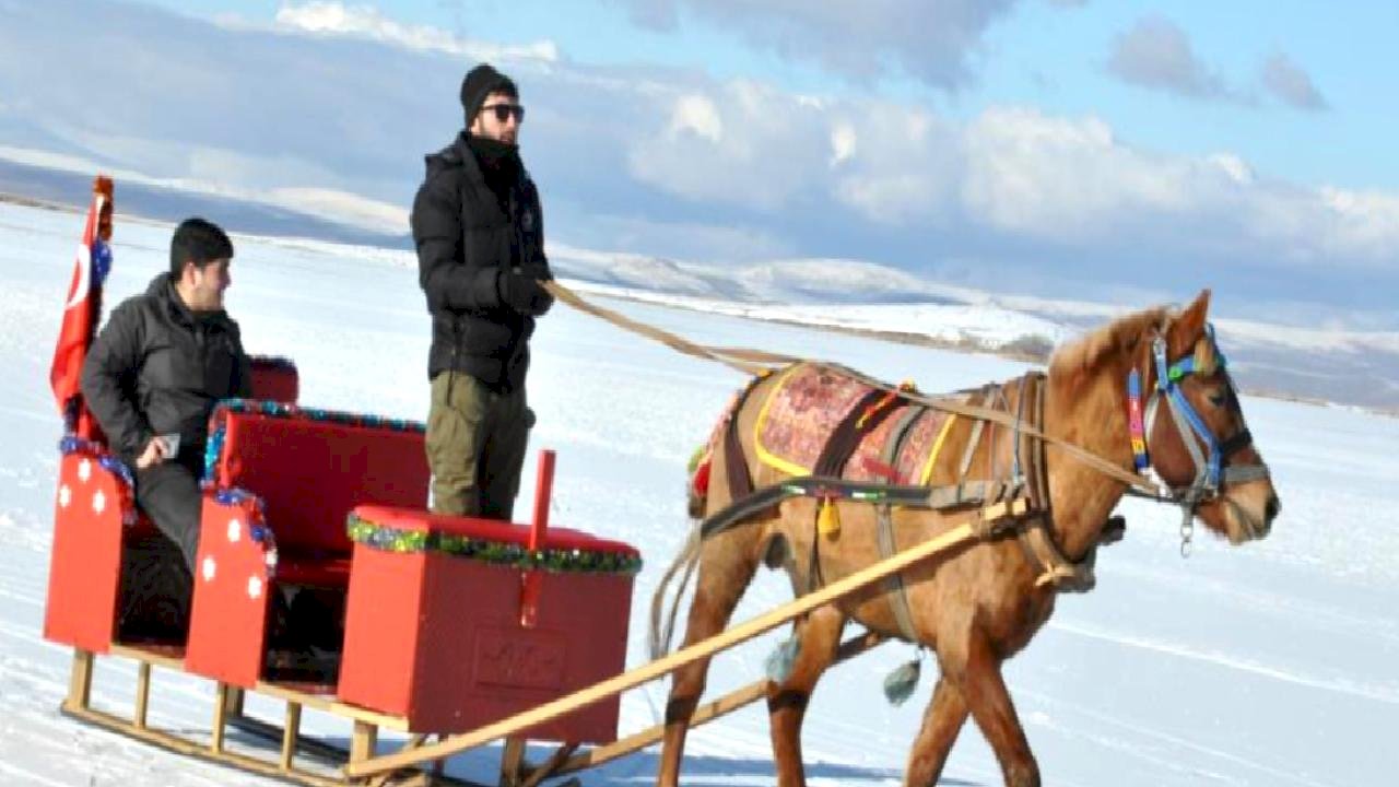 Artık bir kış turizmi klasiği: Çıldır Gölü sezonu açtı