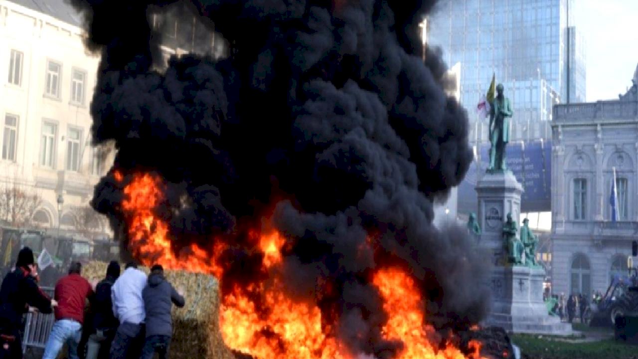 Avrupalı çiftçiler, Brüksel’i traktörlerle kilitledi