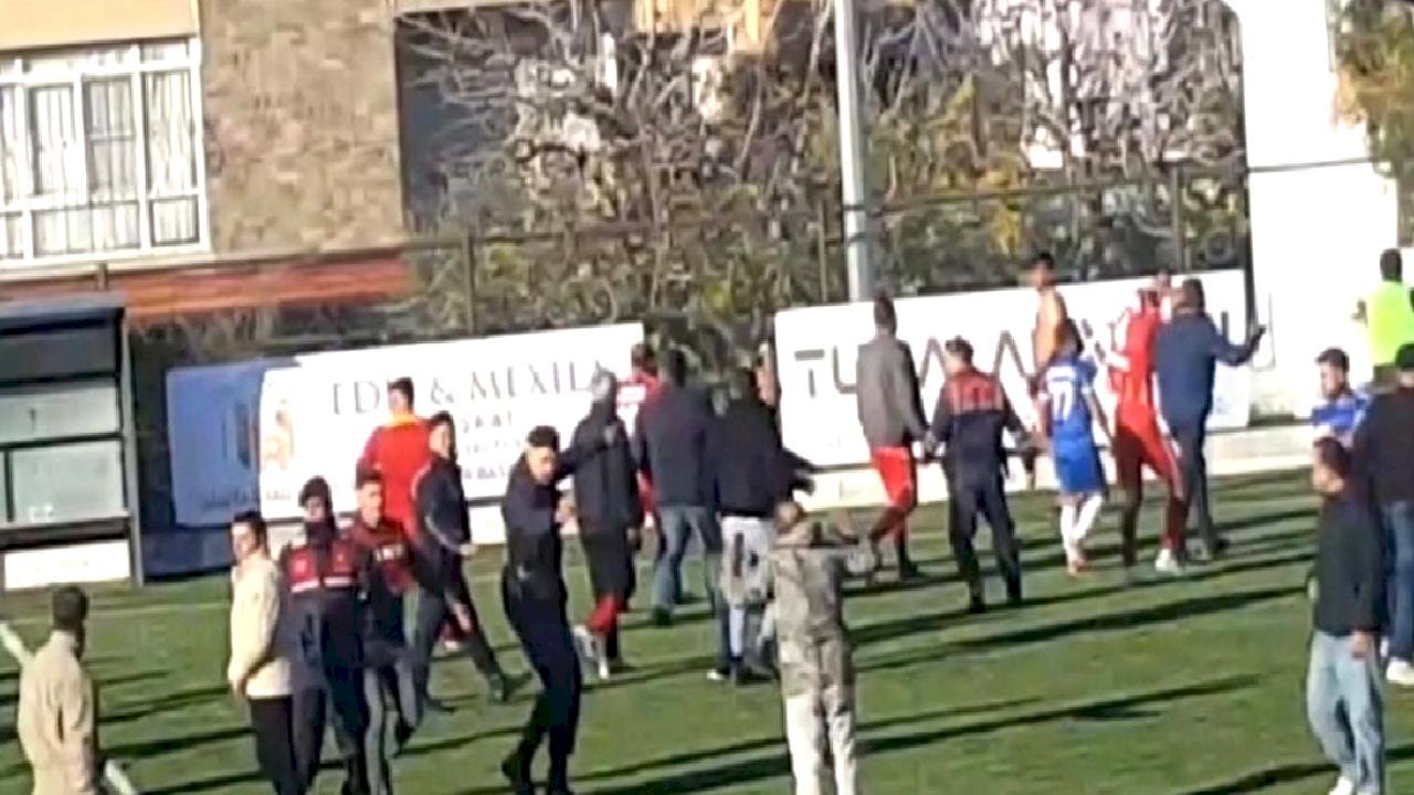 Aydın'da amatör lig maçında saha karıştı: Jandarma sahaya girdi