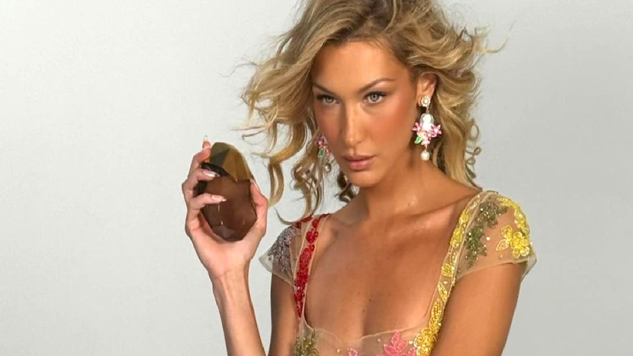 Bella Hadid&#039;den Filistin&#039;e destek sürüyor! Kefiyeli elbiseli giydi