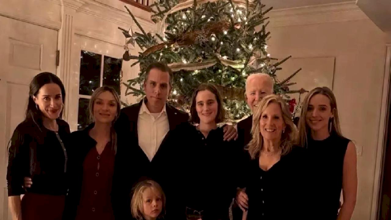 Biden'dan Noel fotoğrafı kafaları karıştırdı, neredeyse görünmez oldu