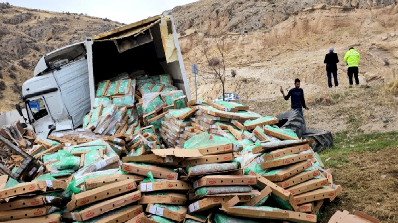 Bitlis&#039;te tavuk yüklü tır kaza yaptı, koliler etrafa dağıldı