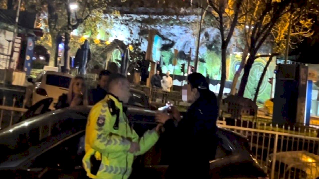 Bursa&#039;da alkollü çıkan kadın, polislere hakaret etti