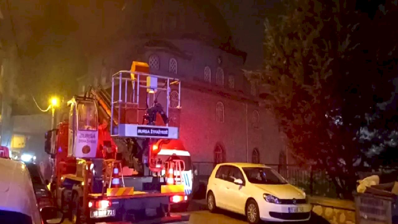 Bursa'da Depoda Yangın: 1 Kişi Dumandan Etkilendi