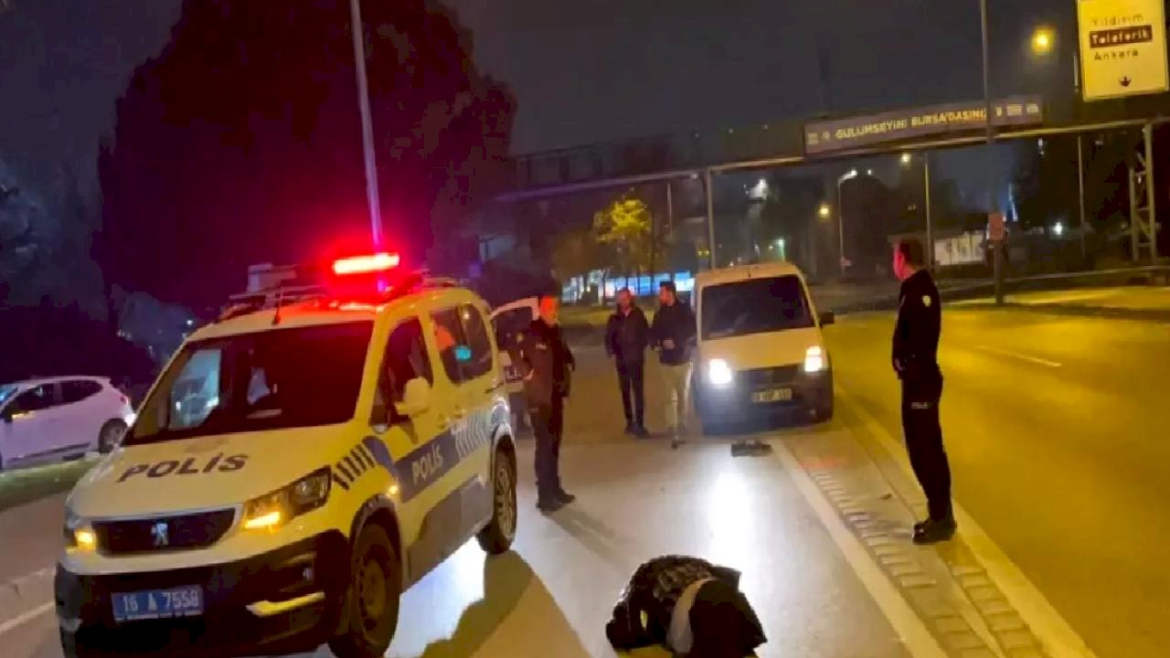 Bursa&#039;da Üst Geçidi Kullanmayana Otomobil Çarptı