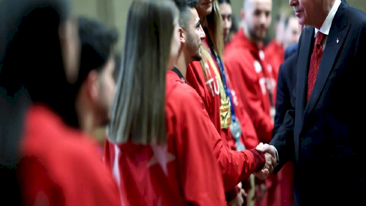 Cumhurbaşkanı Erdoğan, Külliye&#039;de sporcuları kabul etti