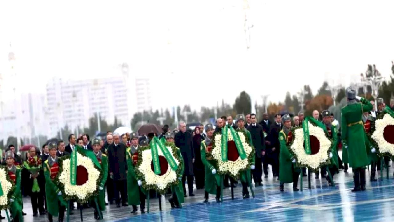 Cumhurbaşkanı Erdoğan, Türkmenistan&#039;da Tarafsızlık Anıtı&#039;na çelenk koyma törenine katıldı