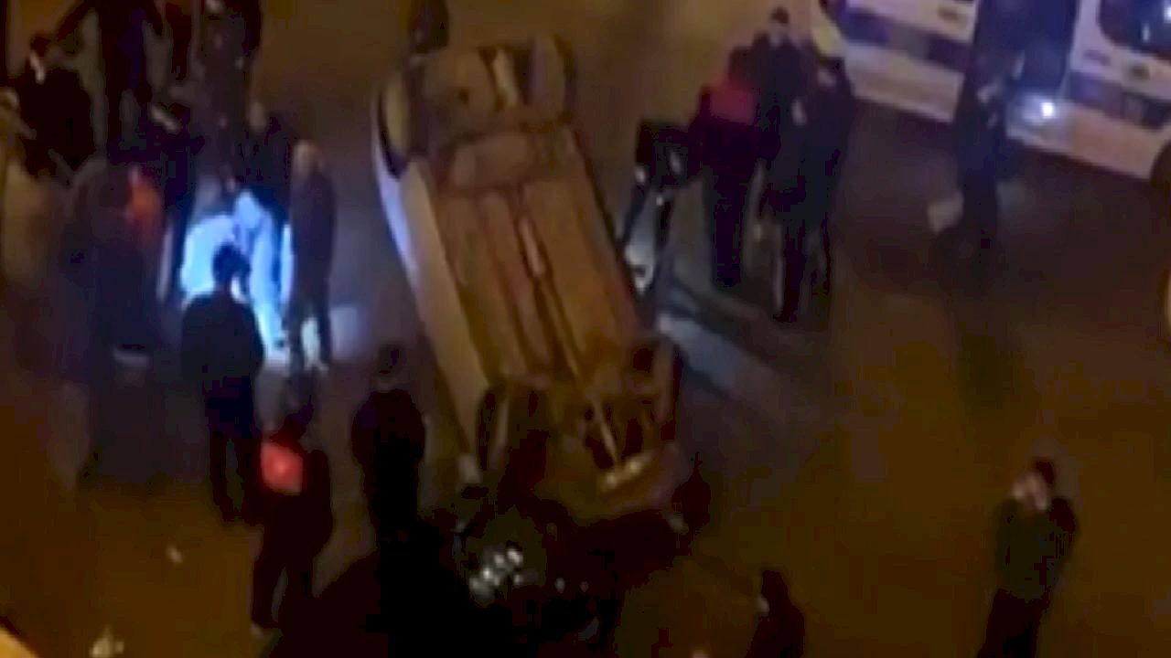 Düzce'de otomobil binaya çarpıp devrildi: 2 yaralı!