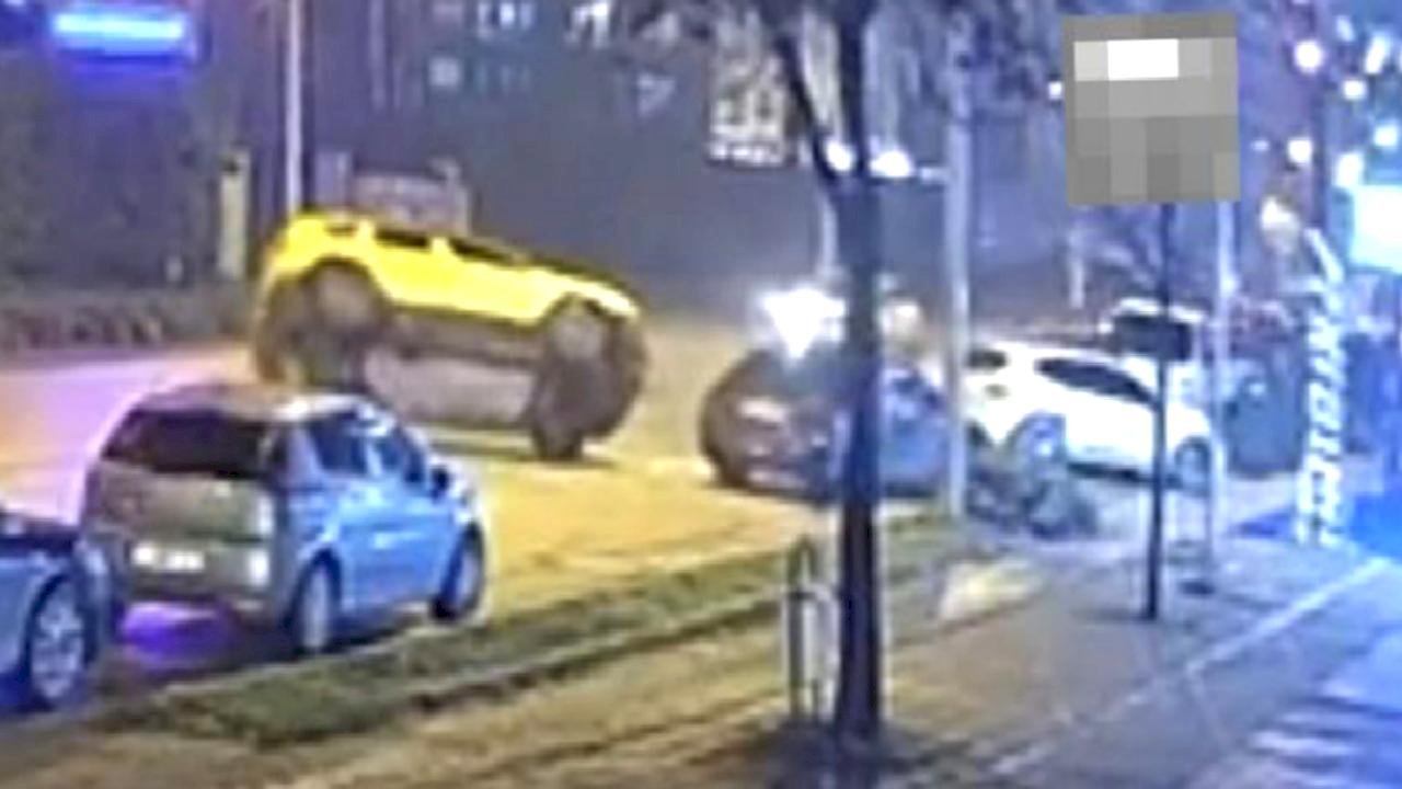 Düzce'de park halindeki otomobile çarpan taksi devrildi