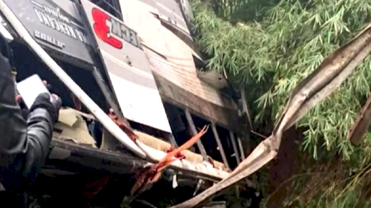 Endonezya'da Otobüs Kazası: 16 Ölü