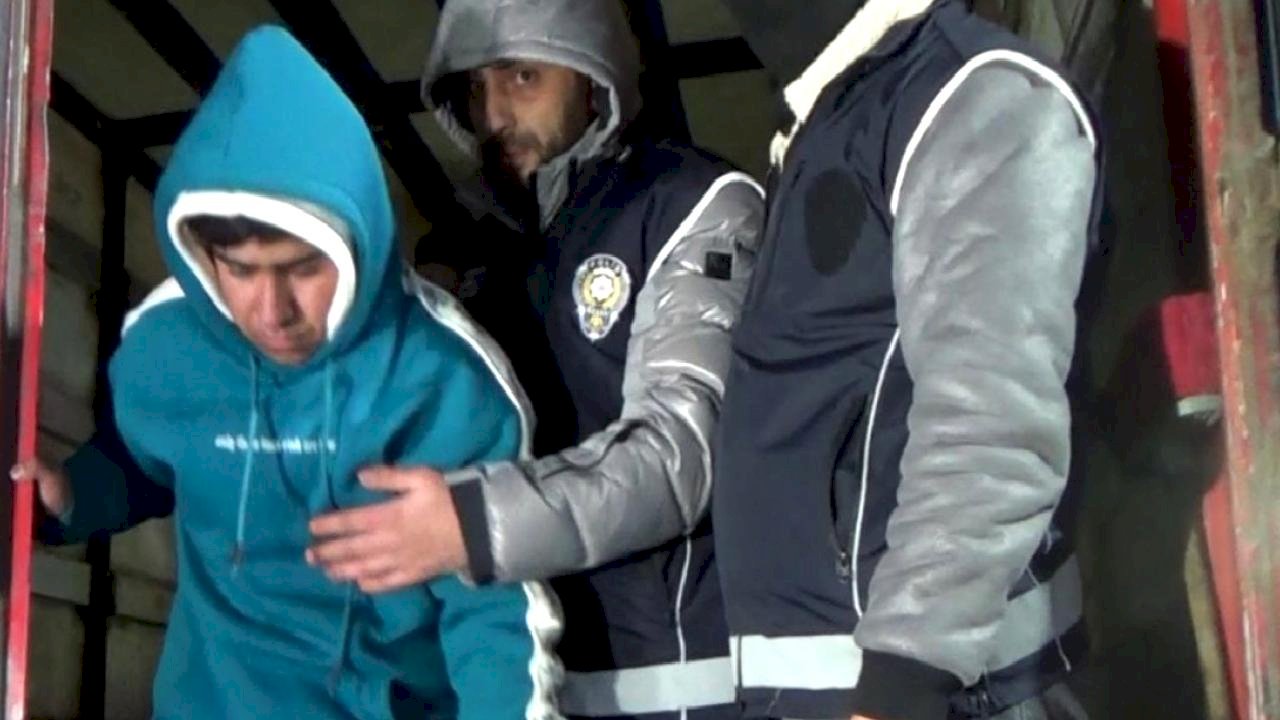 Erzurum'da gümrük mühürlü tırda 23 düzensiz göçmen yakalandı