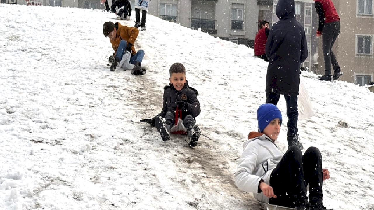 Erzurum’da kar yağışı çocuklara eğlence oldu