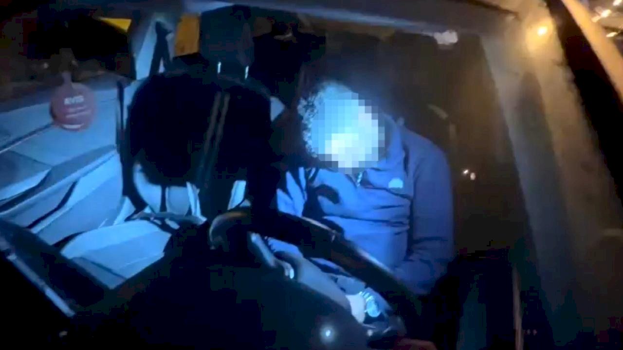 Eskişehir&#039;de arabada sızıp kaza yaptı: 3 saatlik uğraş sonunda uyandırıldı