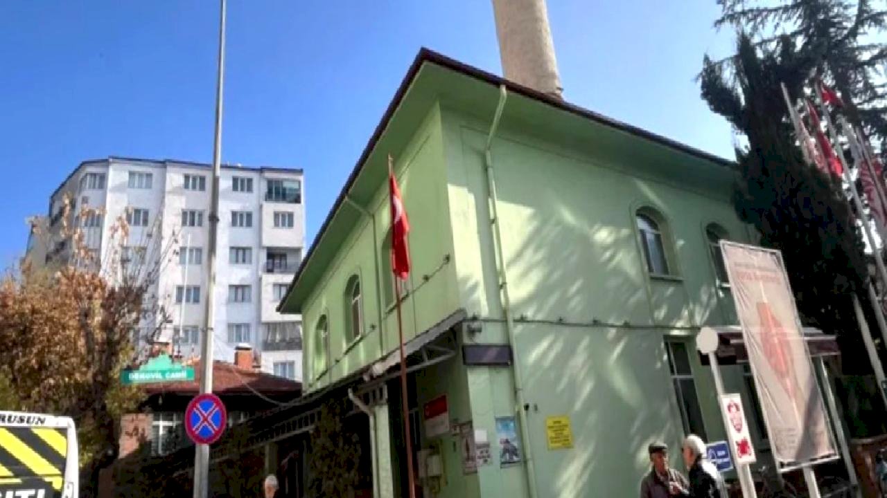 Eskişehir'de cami kapısını yumruklayan şahıs tutuklandı