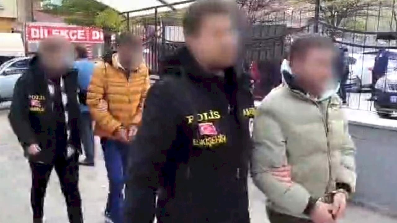 Eskişehir&#039;de kilitli motosikleti çalan 2 şüpheli yakalandı