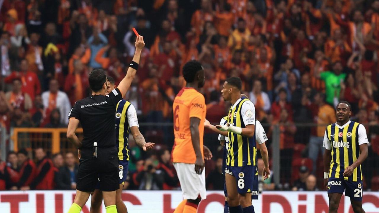 Fenerbahçe - Galatasaray derbisinde kartlar havada uçuşuyor