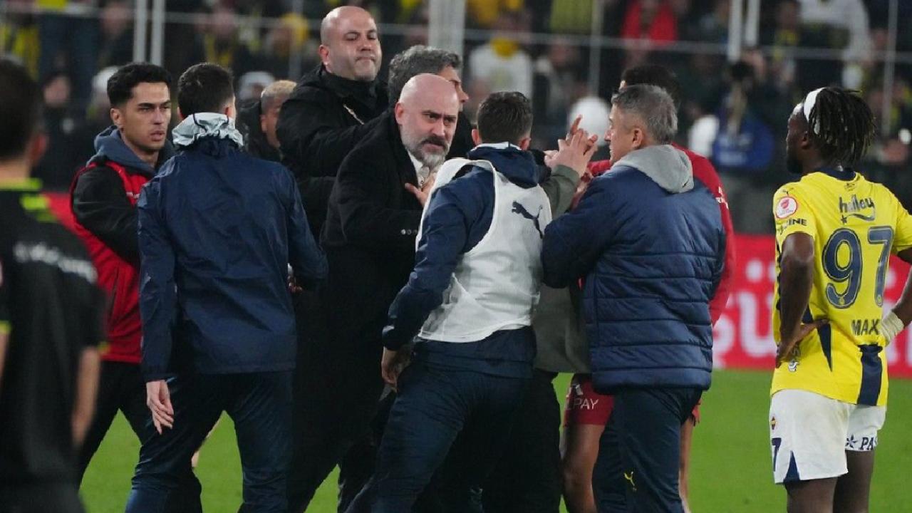 Fenerbahçe - Galatasaray derbisinde kartlar havada uçuşuyor