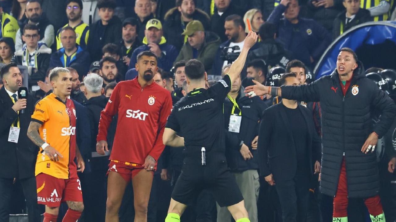 Fenerbahçe - Galatasaray derbisinde kartlar havada uçuşuyor