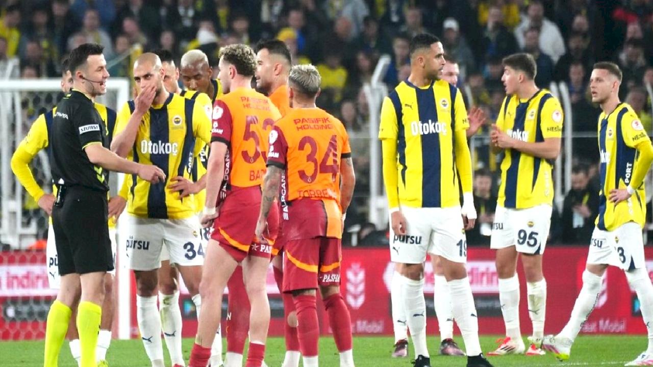 Fenerbahçe - Galatasaray derbisinde kartlar havada uçuşuyor