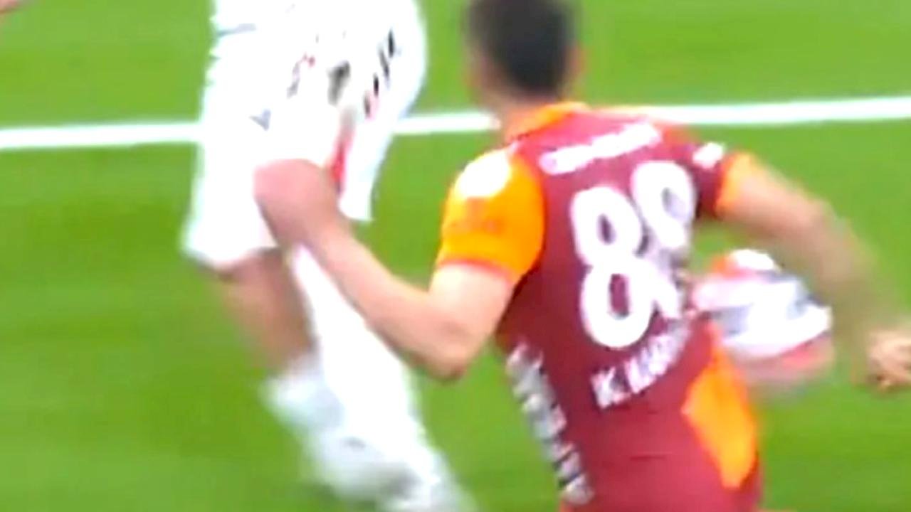 Galatasaray-Samsunspor maçındaki penaltı pozisyonu hakemleri ikiye böldü
